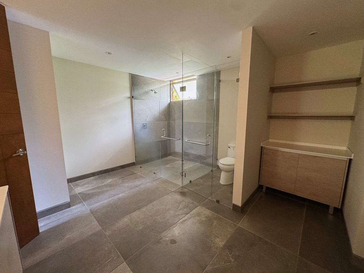 Baño y vestidor principal — Ladera 404