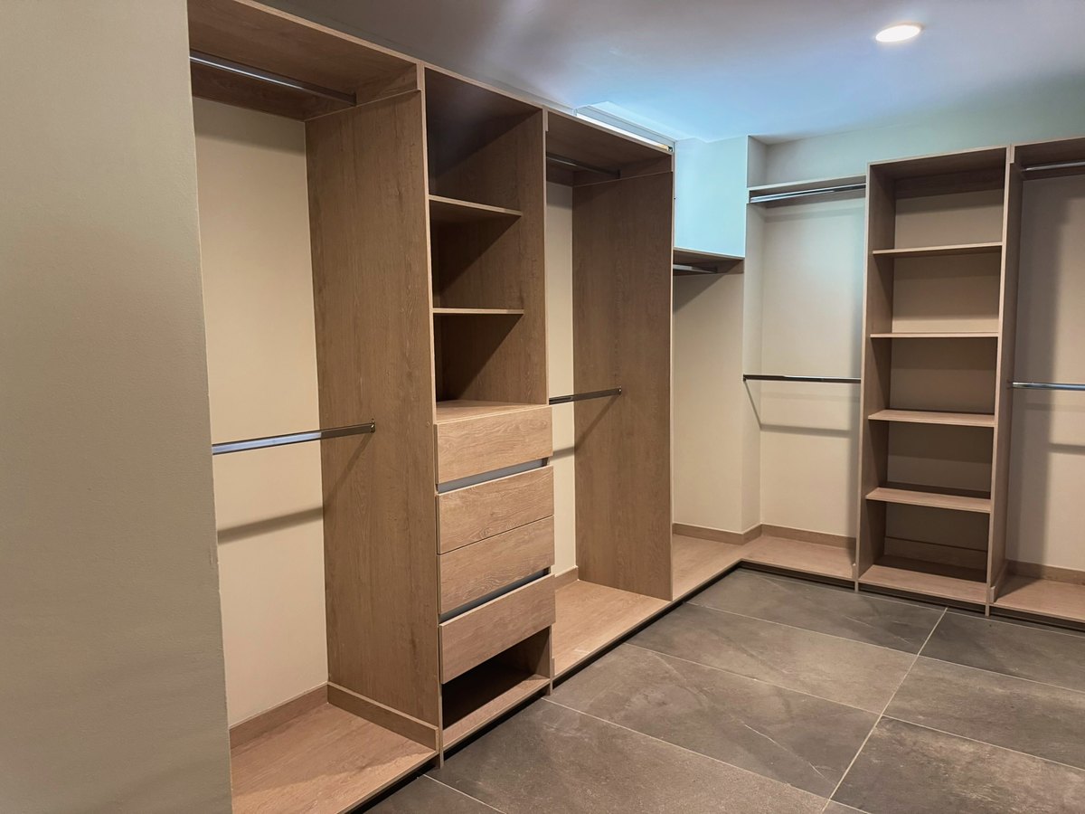 Baño y vestidor principal — Ladera 404