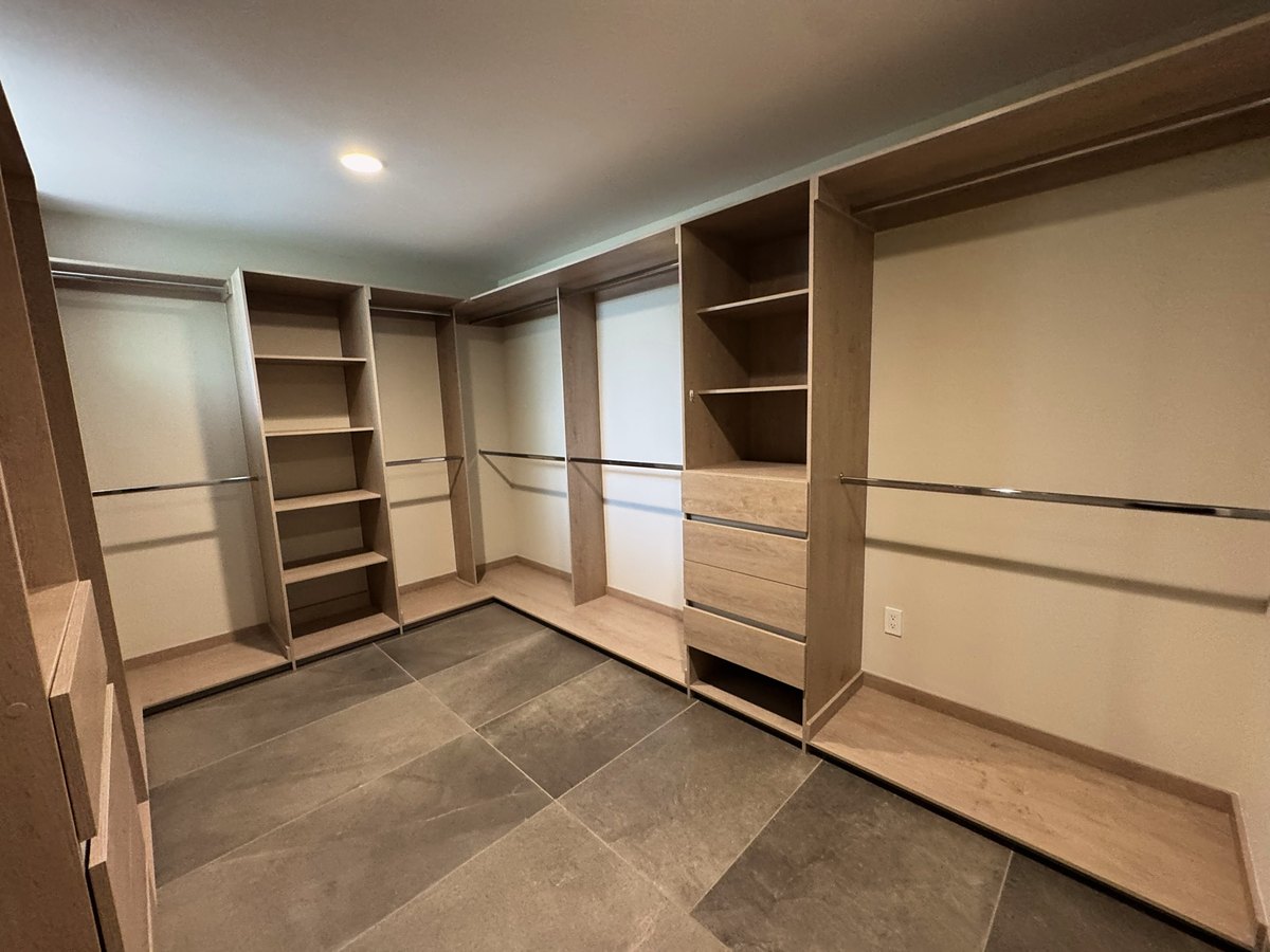 Baño y vestidor principal — Ladera 404