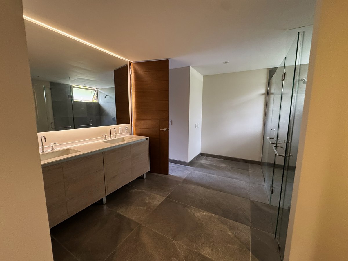 Baño y vestidor principal — Ladera 404