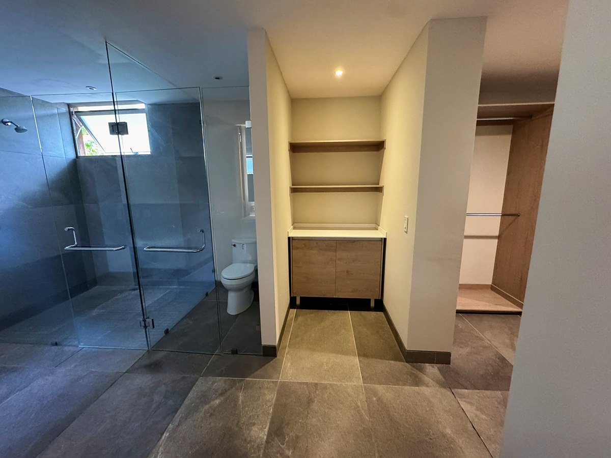Baño y vestidor principal — Ladera 404