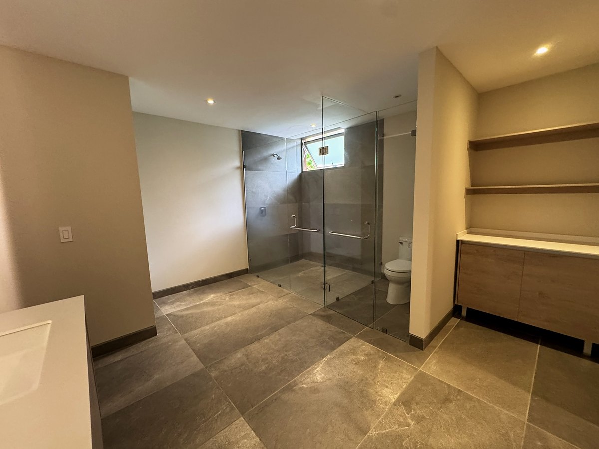 Baño y vestidor principal — Ladera 404