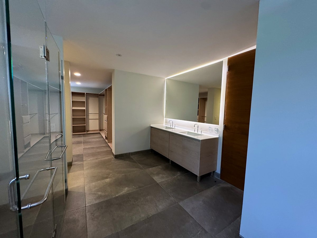 Baño y vestidor principal — Ladera 404