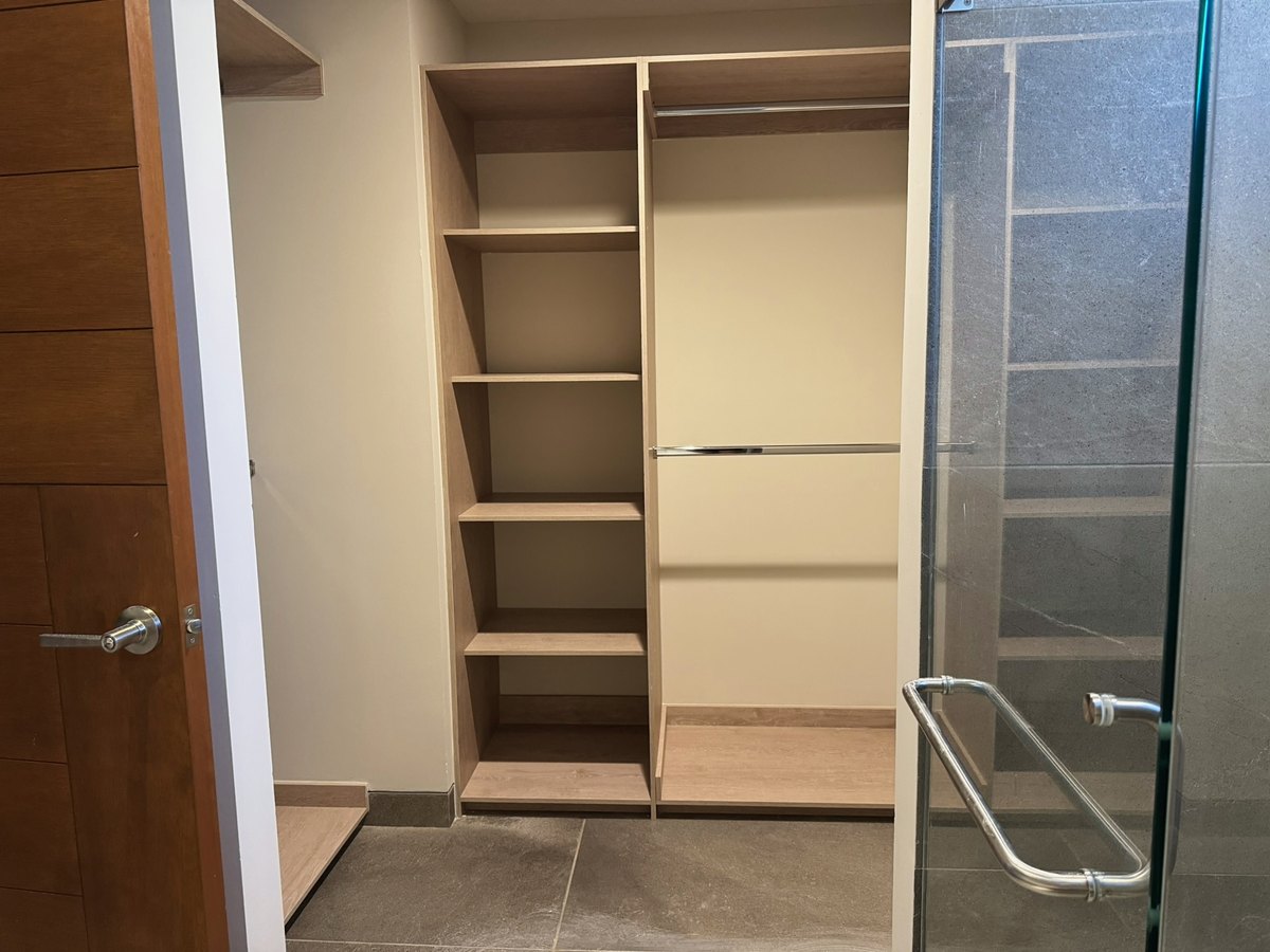 Baño y vestidor de la segunda — Ladera 404