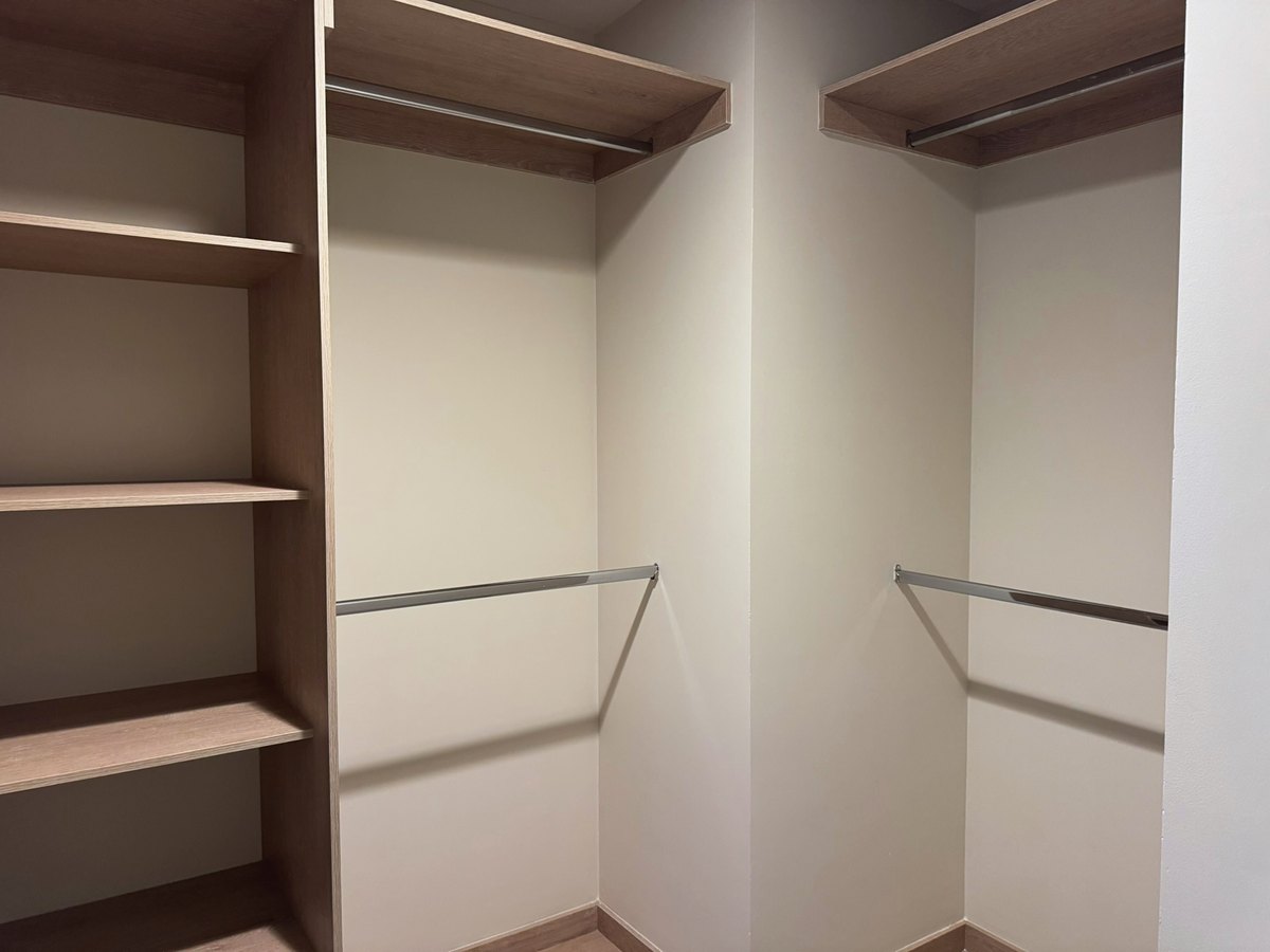 Baño y vestidor de la segunda — Ladera 404
