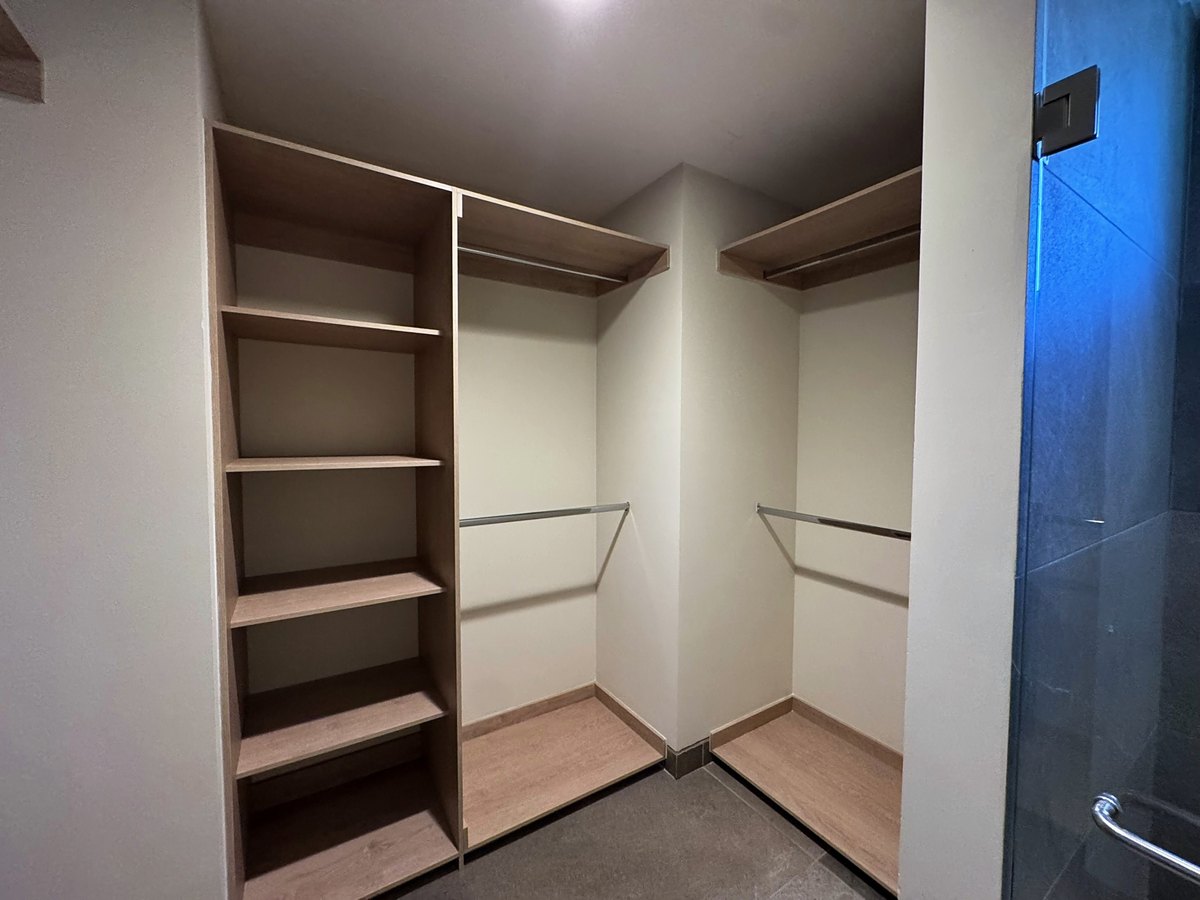 Baño y vestidor de la segunda — Ladera 404