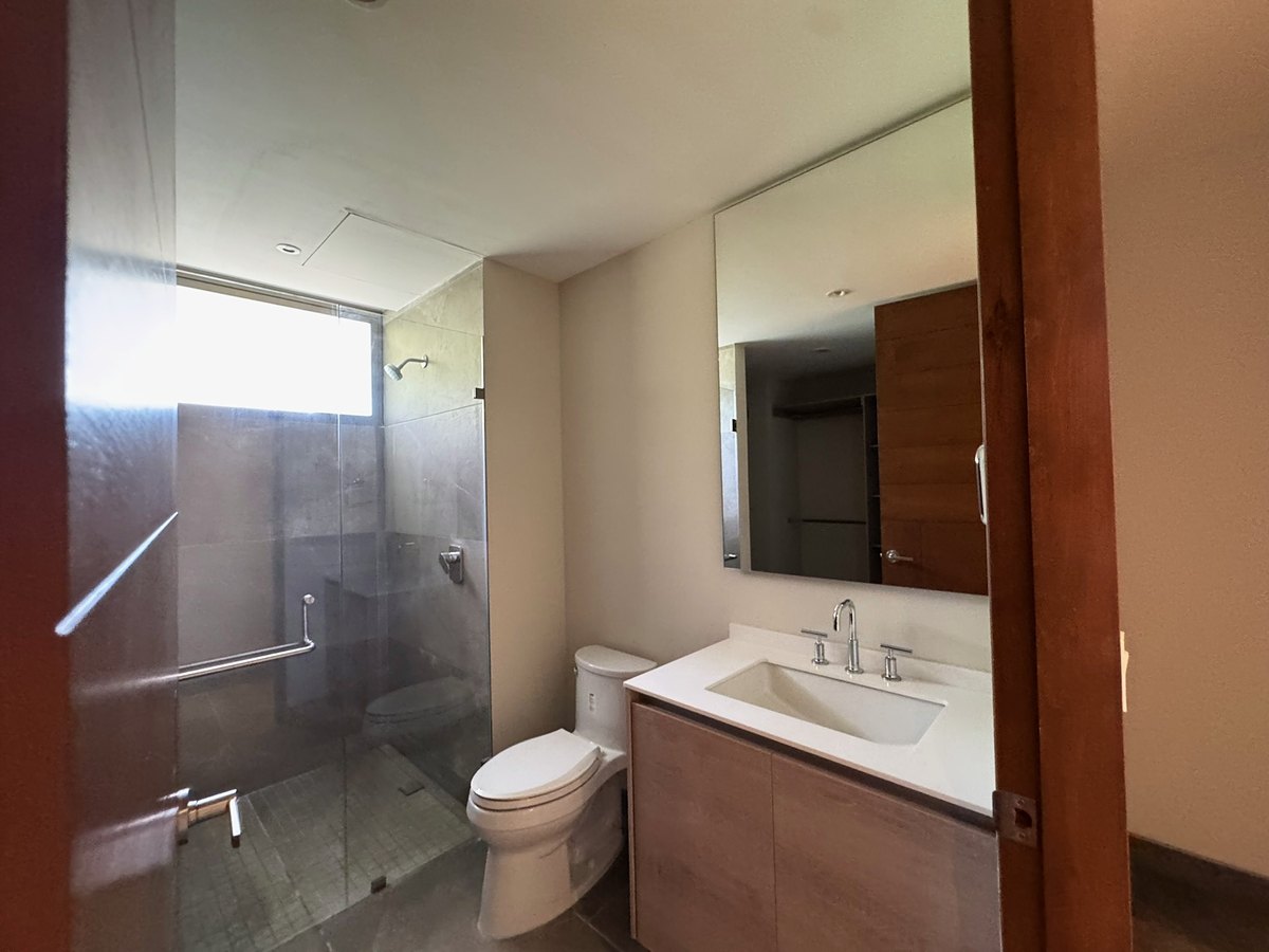 Baño y vestidor de la segunda — Ladera 404