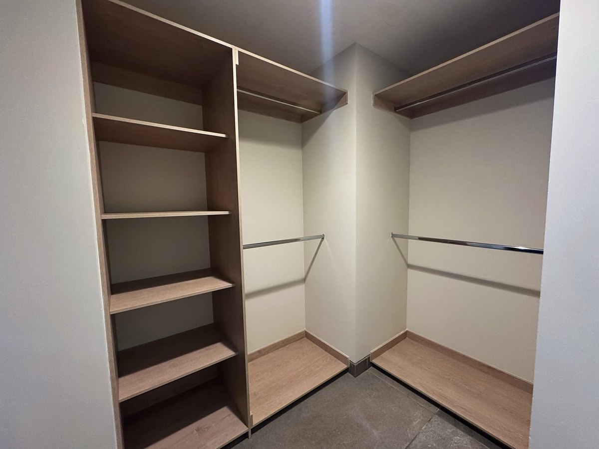 Baño y vestidor de la segunda — Ladera 404