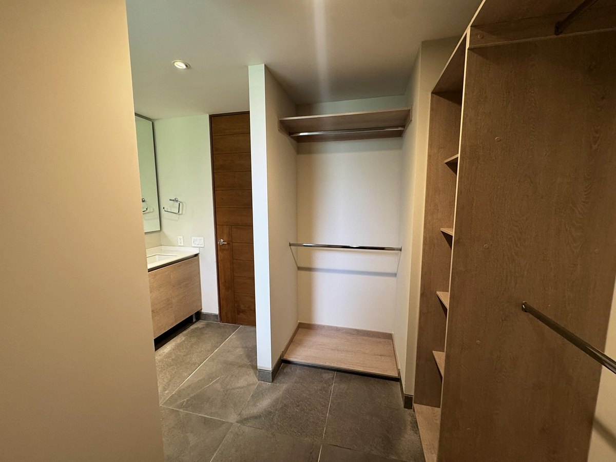 Baño y vestidor de la segunda — Ladera 404