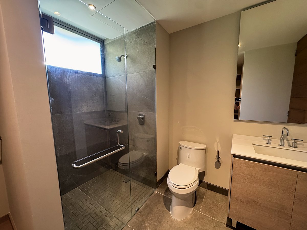 Baño y vestidor de la segunda — Ladera 404