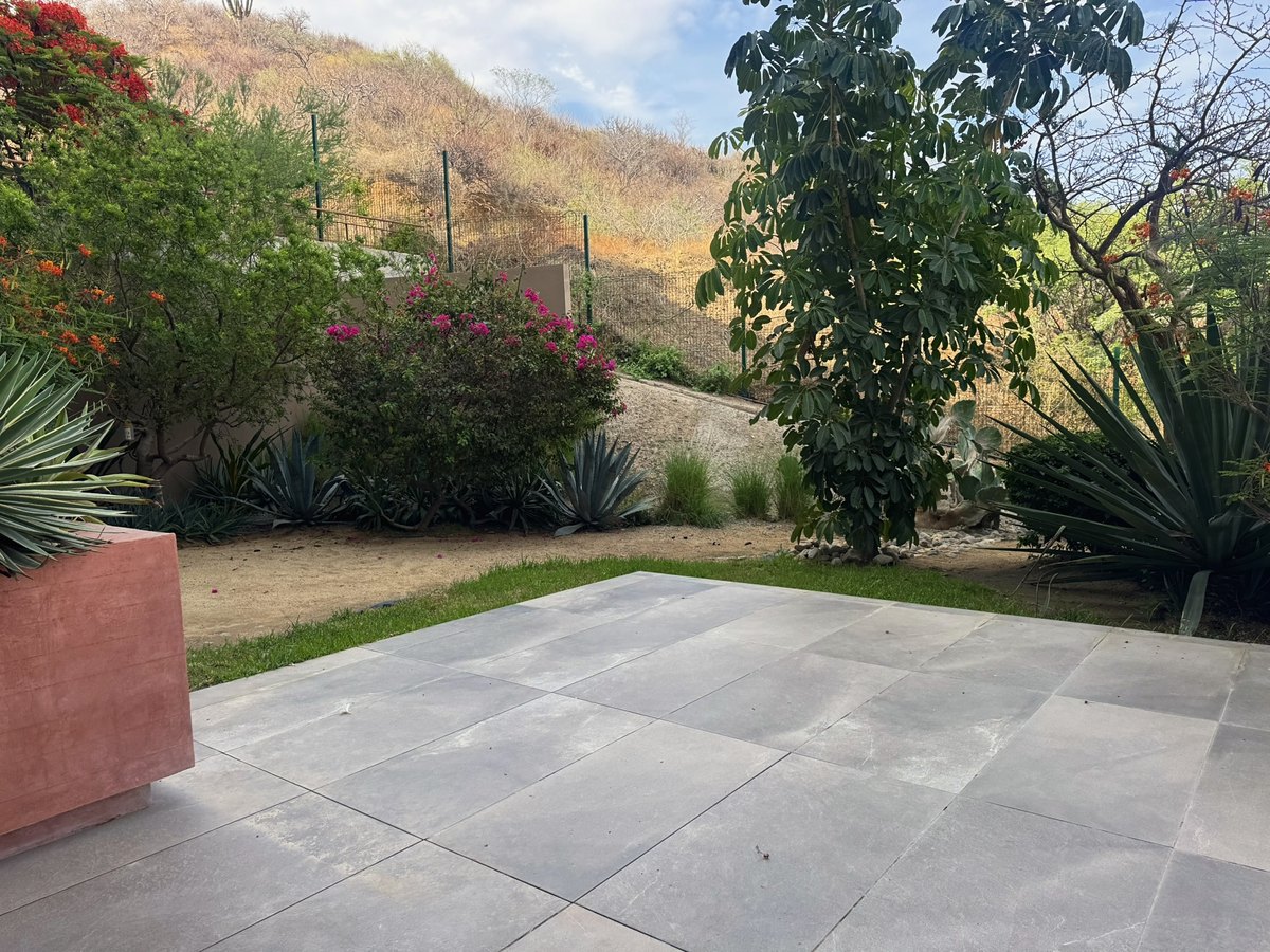 Terraza y jardín — Ladera 404