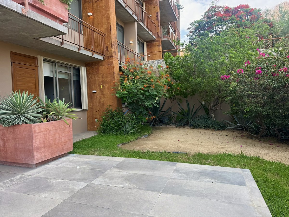 Terraza y jardín — Ladera 404