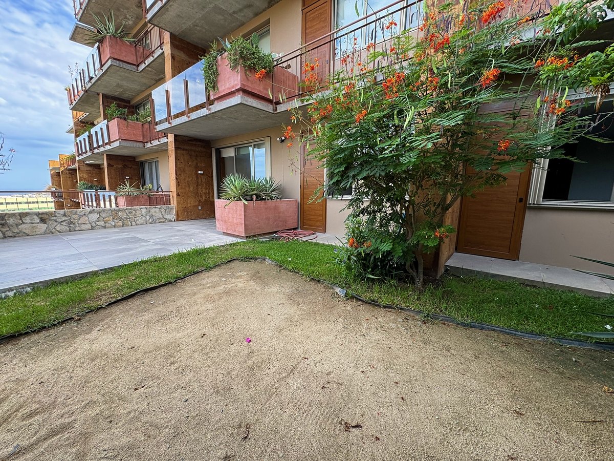 Terraza y jardín — Ladera 404
