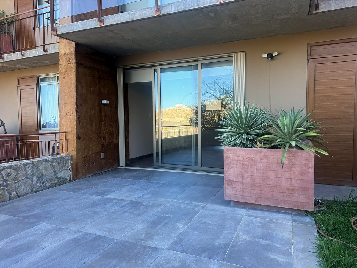 Terraza y jardín — Ladera 404